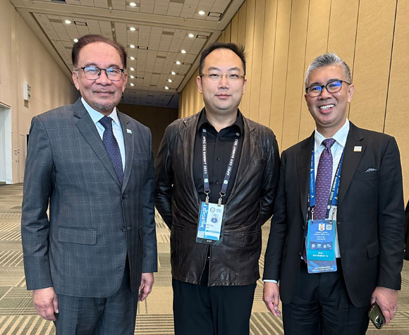 馬來西亞首相安華（左一）、APEC籌委會聯(lián)合主席徐鵬（中）、馬來西亞商務(wù)部長TENGKU ZAFRUL TENGKU ABDUL AZIZ（右一）